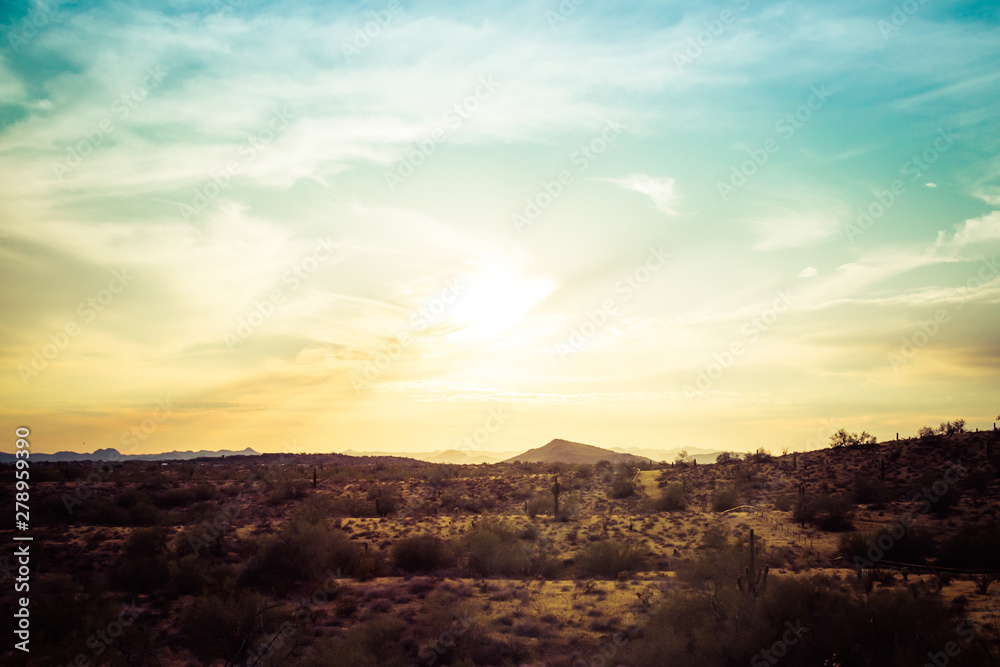 Obraz premium A sunset over the Sonoran Desert of Arizona with high altitude clouds.