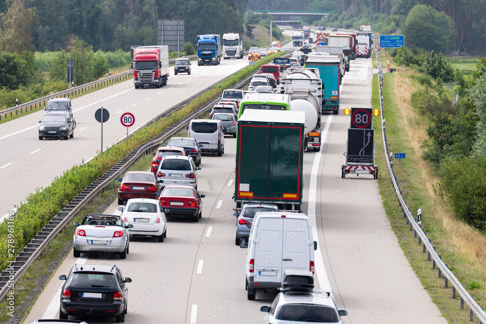 Stau an einer Baustelle auf der Autobahn