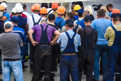 Obraz na płótnie workers at the meeting, strike w salonie