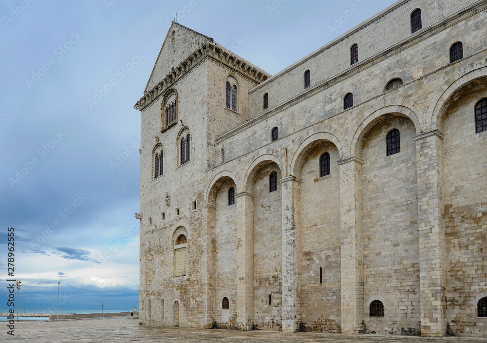 The grace of the cathedral emphasizes strict arcade, stretching along the entire basilica. The grace of the cathedral emphasizes strict arcade, stretching along the entire basilica.