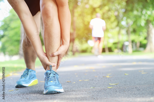 Quadro su tela Runner touching painful twisted or broken ankle