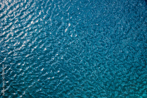 Türkises Wasser Oberfläche mit kleinen Wellen Hintergrund