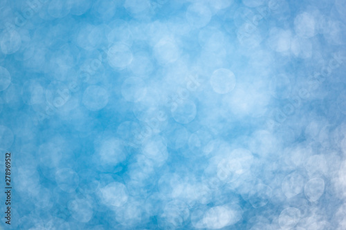 Sonnenflecken auf blauem Wasser mit Unschärfe Effekt hintergrund