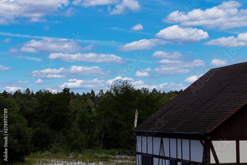 Wolkiger Himmel hinter altem Fachwerkhaus  © Thomas