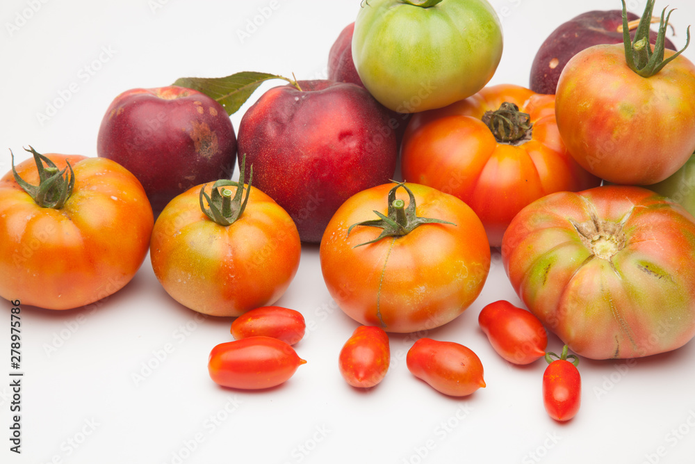 Nectarinas, tomates maduros y tomates cherri sobre un fondo blanco. Los productos han sido traidos de un huerto ecológico, cultivados sin productos químicos ni pesticidas. Nectarinas, tomates maduros y tomates cherri sobre un fondo blanco. Los productos han sido traidos de un huerto ecológico, cultivados sin productos químicos ni pesticidas.
