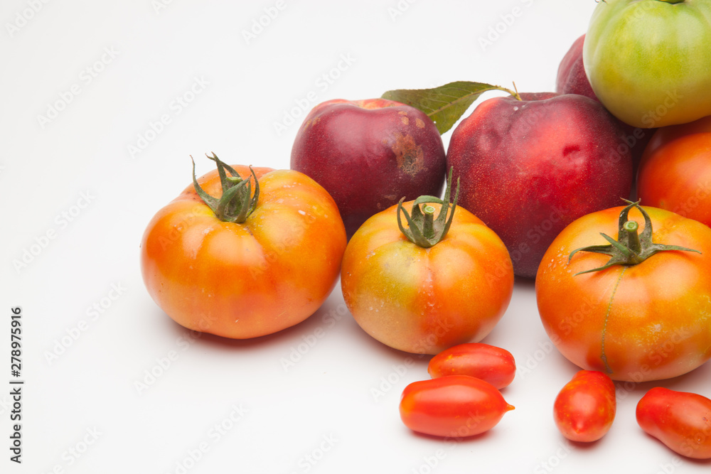 Nectarinas, tomates maduros y tomates cherri sobre un fondo blanco. Los productos han sido traidos de un huerto ecológico, cultivados sin productos químicos ni pesticidas. Nectarinas, tomates maduros y tomates cherri sobre un fondo blanco. Los productos han sido traidos de un huerto ecológico, cultivados sin productos químicos ni pesticidas.