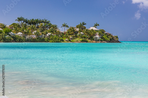 Fototapeta Naklejka Na Ścianę i Meble -  White sandy beach and turquoise waters on carebbian island of St. Maarten