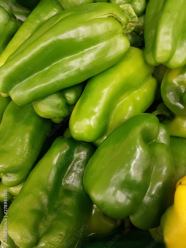 Peperoni verdi. Possono essere mangiati crudi, cotti o essiccati Peperoni verdi. Possono essere mangiati crudi, cotti o essiccati