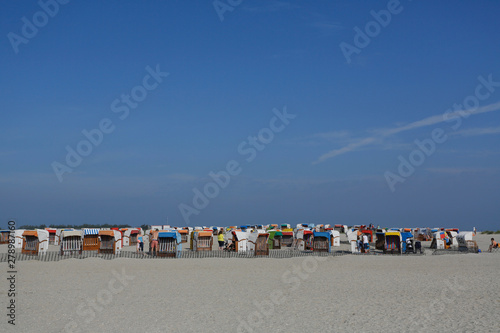 Strandkörbe im Watt