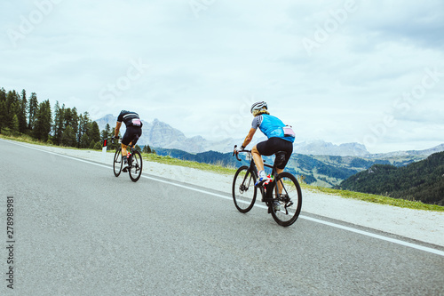 Radfahrer bei einem Radrennen in den Dolomiten 