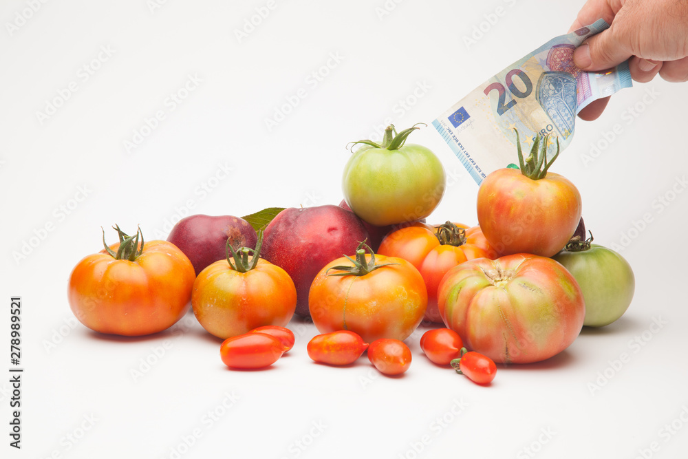 El precio de los productos agrícolas, los tomates ecológicos no son tan bonitos como los industriales pero son más saludables tienen más sabor mejor aroma, no tienen productos químicos en su producció