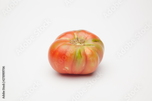 Tomates ecológicosrecien cogidos del campo, preparados para ser vendidos y comidos,
