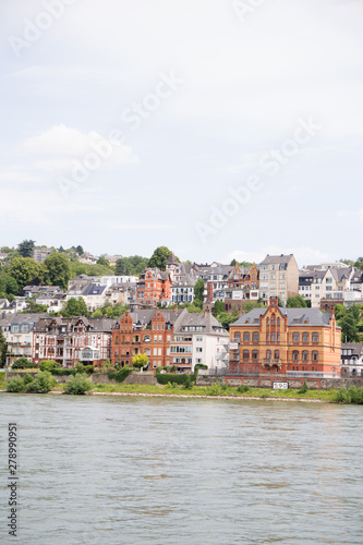 blick auf eine wohngegend in hochkant in koblenz und umgebung fotografiert während einer schiffstour auf dem rhein in koblenz und umgebung