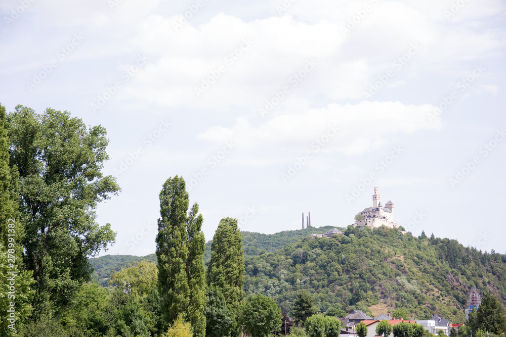 blick auf bäume und wald in koblenz und umgebung fotografiert während einer schiffstour auf dem rhein in koblenz und umgebung blick auf bäume und wald in koblenz und umgebung fotografiert während einer schiffstour auf dem rhein in koblenz und umgebung