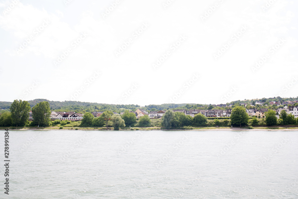 blick auf ein natürliches ufer in koblenz und umgebung fotografiert während einer schiffstour auf dem rhein in koblenz und umgebung blick auf ein natürliches ufer in koblenz und umgebung fotografiert während einer schiffstour auf dem rhein in koblenz und umgebung