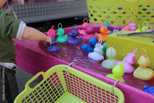 enfant à la fête forraine