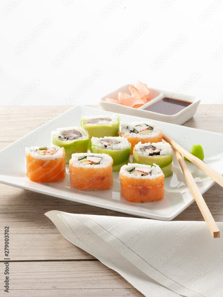 sushi Japón , salmón ahumado y calabacín con palillos. Japan sushi , smoked salmon and zucchini with chopsticks.