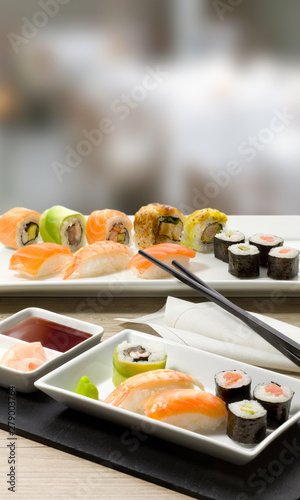  sushi Japón de salmón y aguacate con palillos, vista cenital. Japanese salmon and avocado sushi with chopsticks, overhead view.
