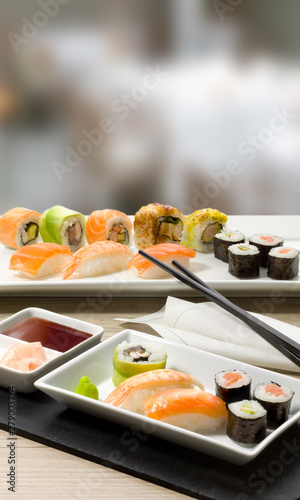  sushi Japón de salmón y aguacate con palillos, vista cenital. Japanese salmon and avocado sushi with chopsticks, overhead view. photo