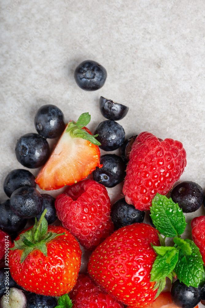 Obraz premium Fresh summer berries such as blueberries, strawberries, raspberries, top view