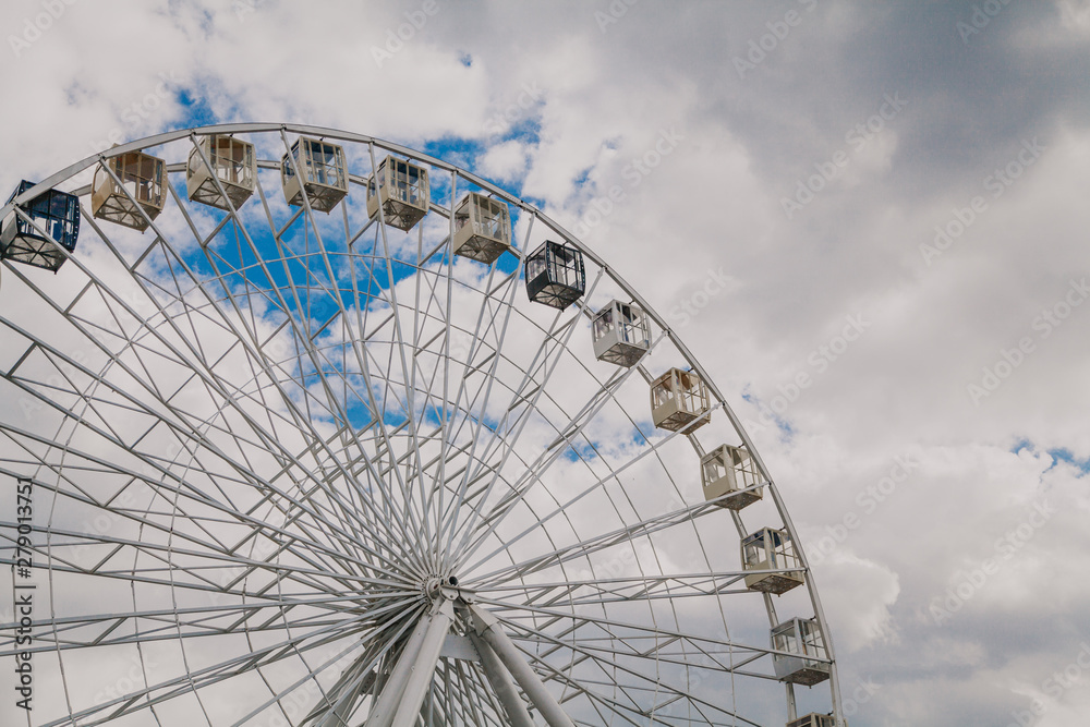 Fototapeta premium Ferris wheel on background of cloudy sky