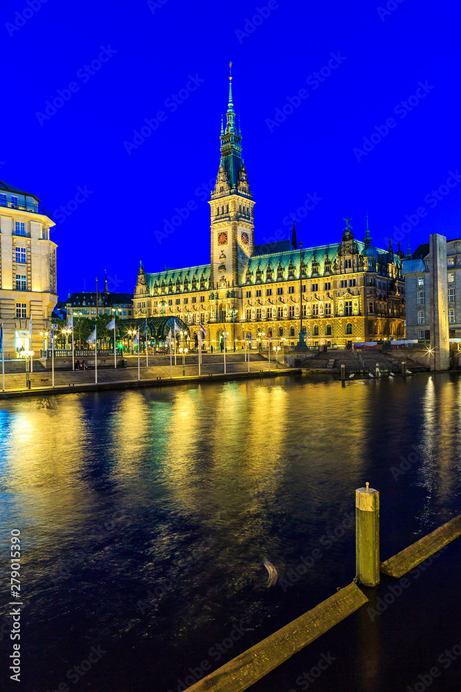Fototapeta premium Rathaus Hamburg bei Nacht
