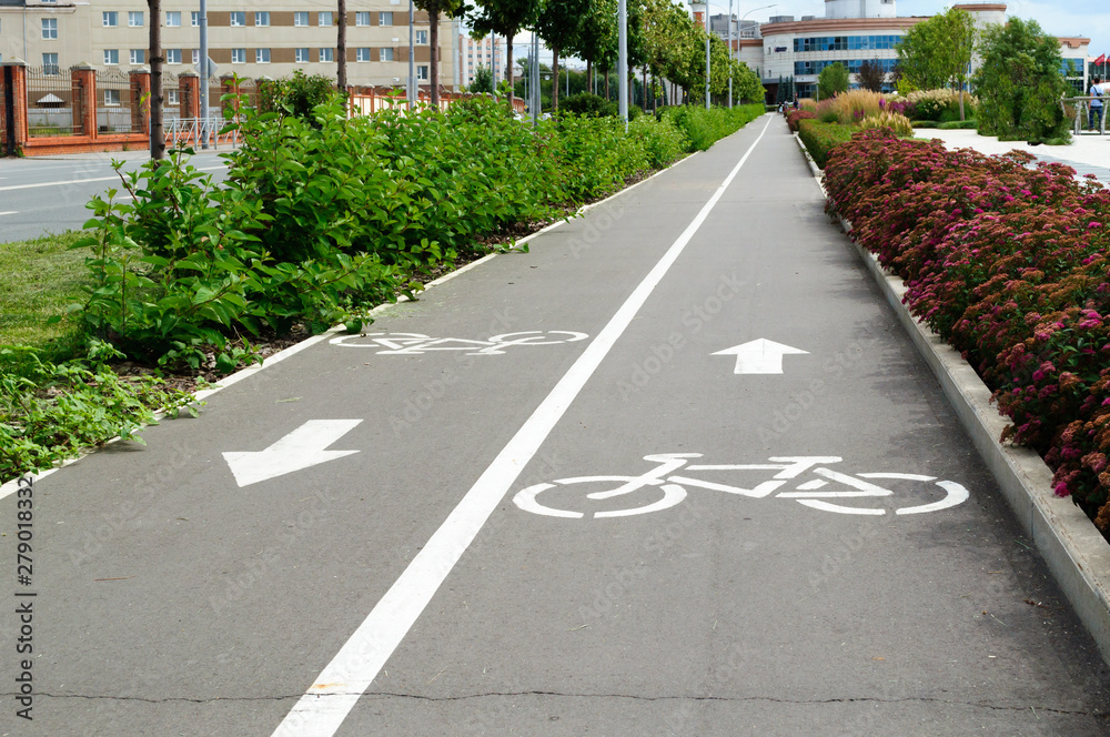 Obraz premium Urban bike lane in a Kazan city park.