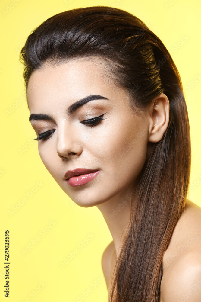 Naklejka premium Young woman with beautiful eyebrows on color background