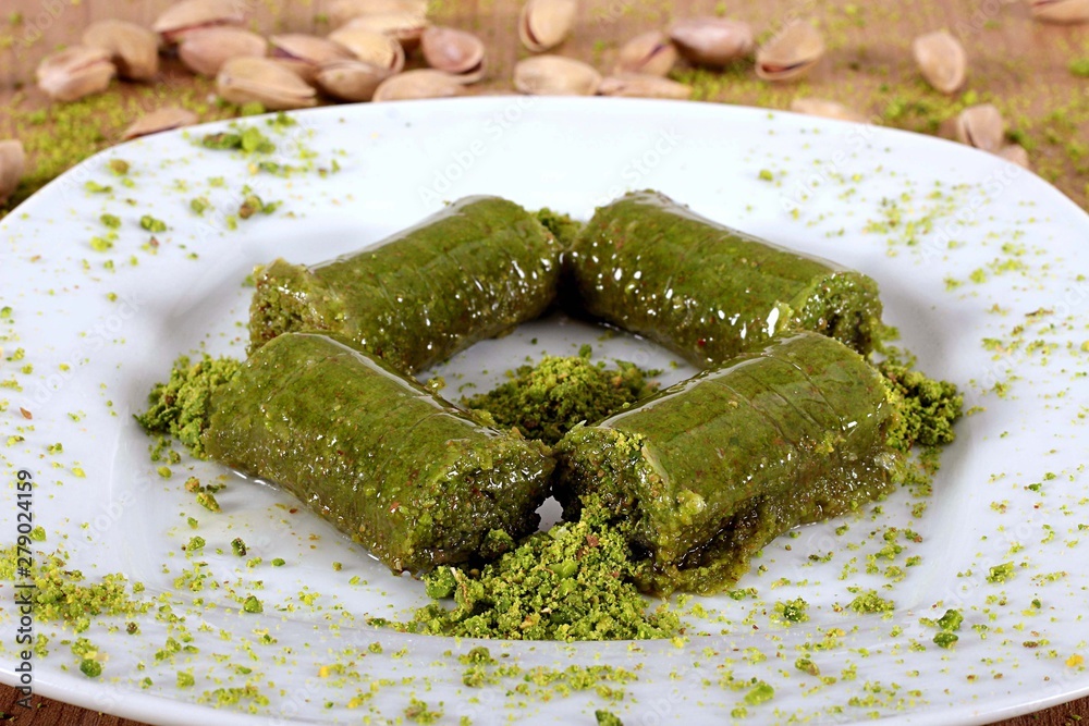 Φωτογραφία turkish baklava fistik sarmasi fresh and delicious
