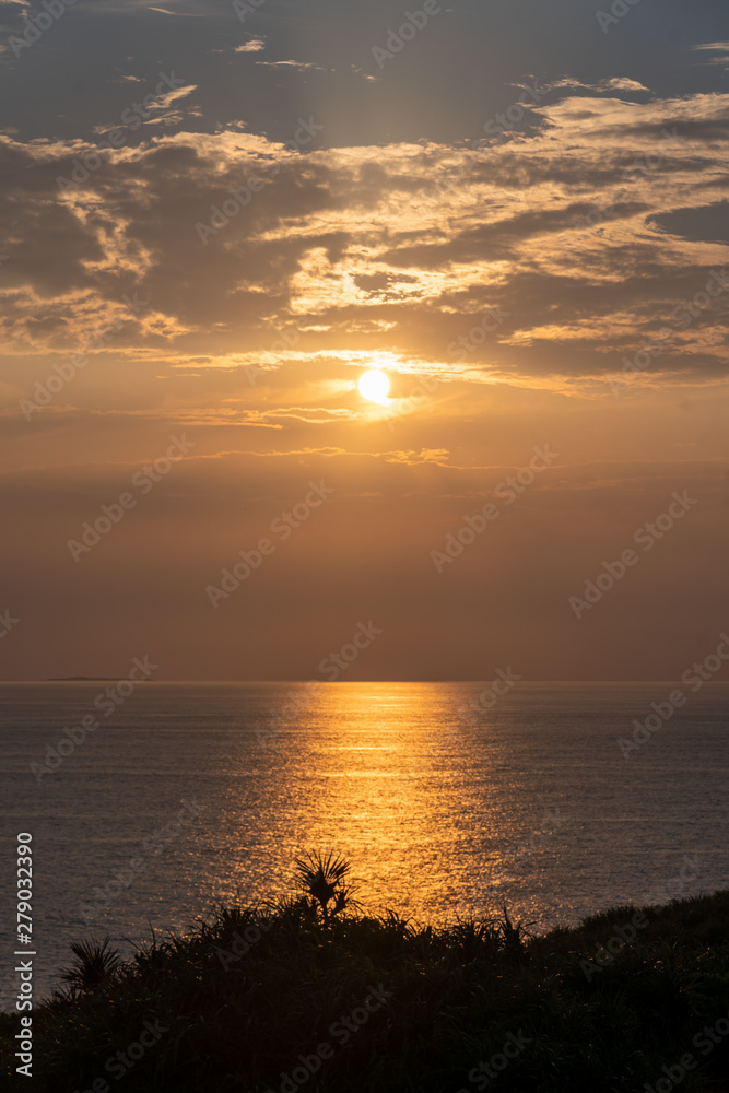Fototapeta premium 海に沈む夕日
