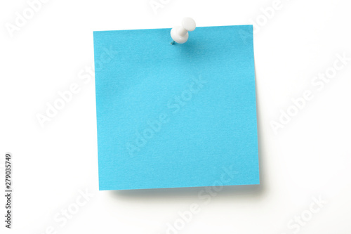 Posit de color azul y marcador blanco clavado sobre fondo blanco photo
