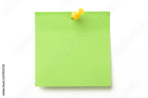 Posit de color verde y marcador amarillo clavado sobre fondo blanco photo