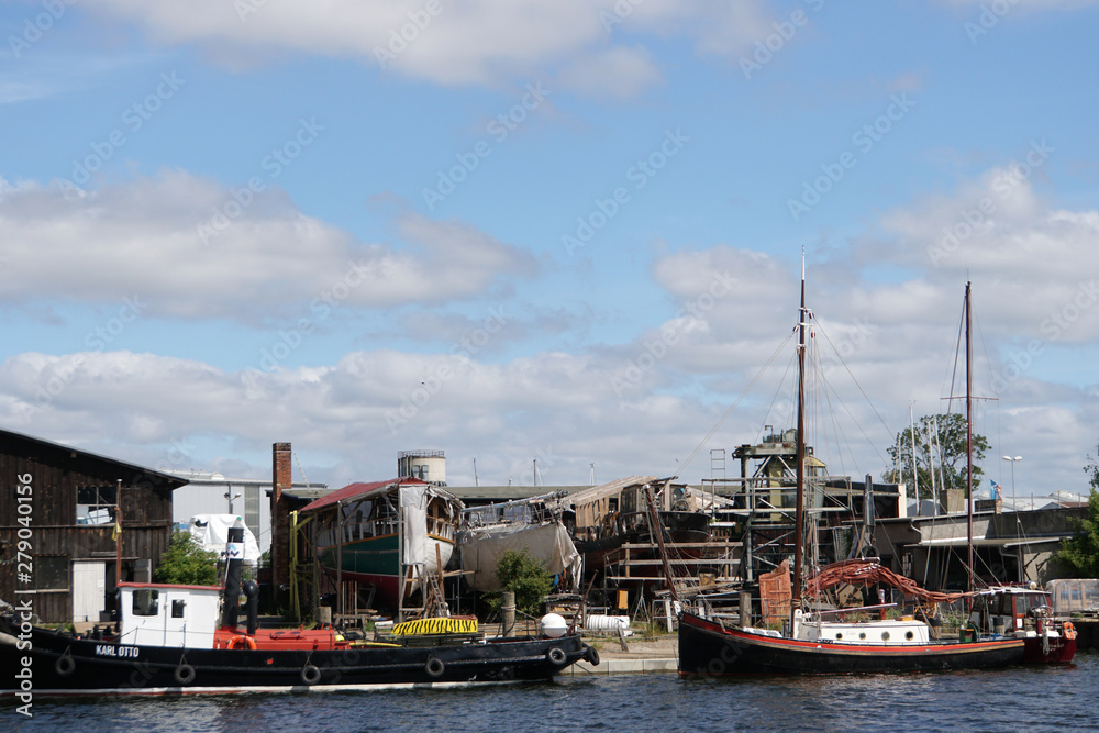 Obraz premium ausgemusterte Segelschiffe im Museumshafen am Ryck