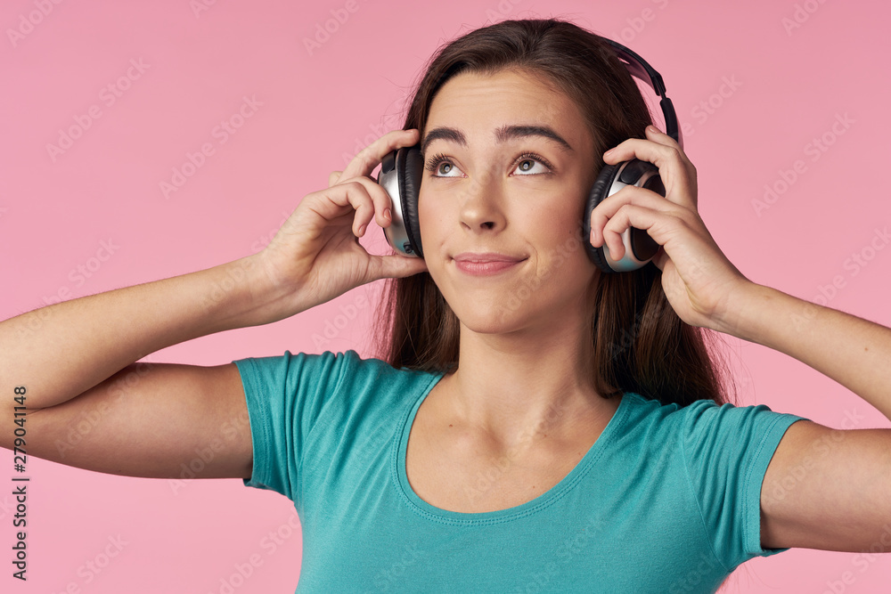 Naklejka premium young woman listening to music