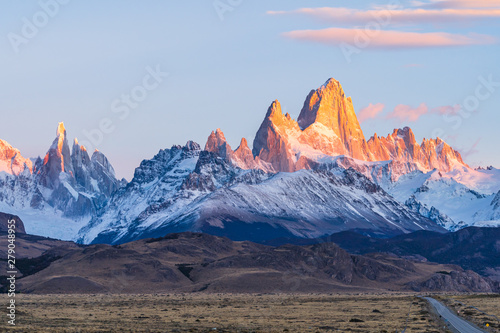 Piękny świt złote pomarańczowe światło słońca wschodzi nad szczytem śniegu Fitz Roy i Cerro Torre rano przy drodze nr 40 z El Calafate do El Chalten, południowa Patagonia, Argentyna
