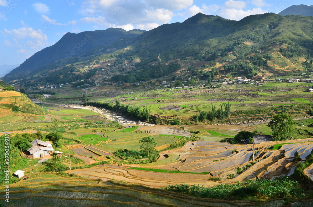 Obraz premium ベトナムのサパ モン族の村 美しい棚田と農作業をするモン族の家族
