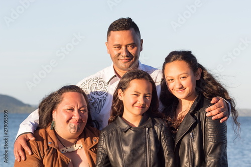 Konstfotografi Portrait of a young Maori family taken outdoors