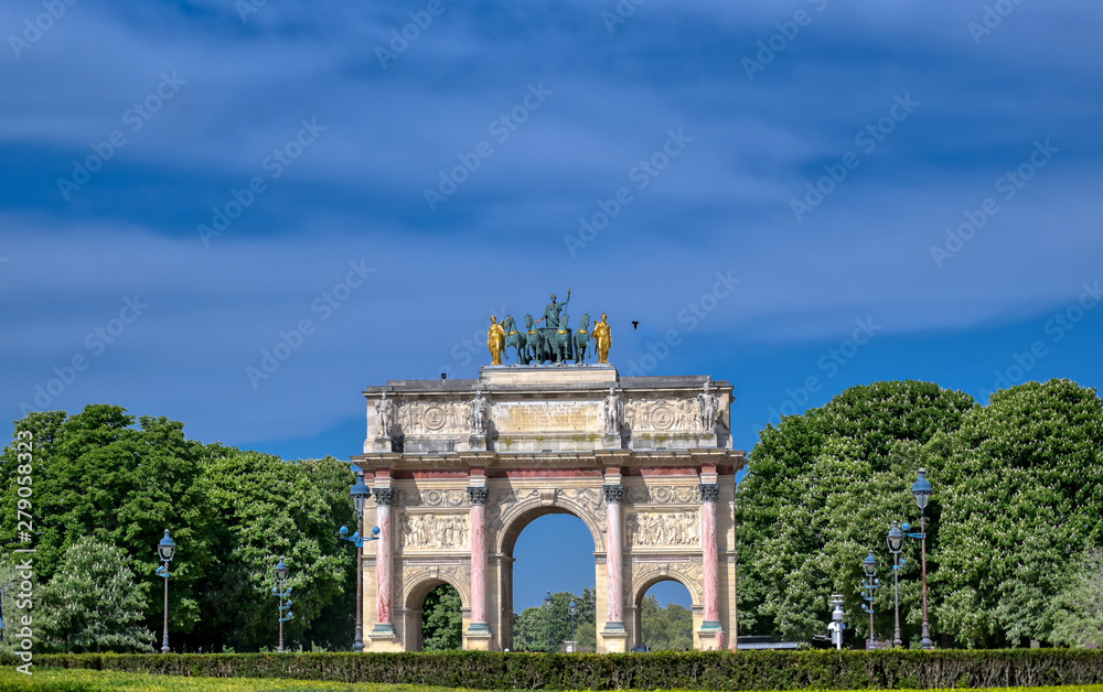 Obraz premium The Arc de Triomphe du Carrousel located in Paris, France