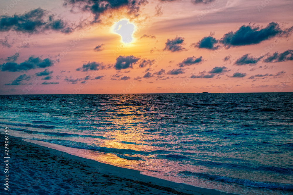 Dieses einzigartige Bild zeigt den gigantischen Sonnenuntergang auf den Malediven. eineinzig artiges Farbschauspiel wie der Himmel sich Orange färbt