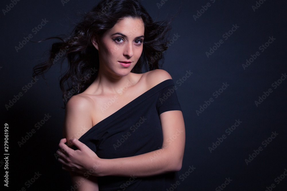 Chica con blusa negra en estudio retrato sentimiento posando Chica con blusa negra en estudio retrato sentimiento posando