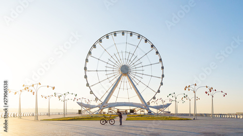 Tableau sur toile Ferris wheel on the boulevard, Baku city