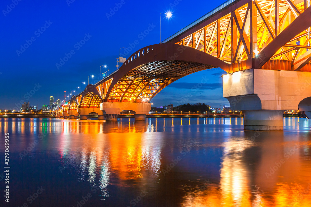 Naklejka premium bridge at night