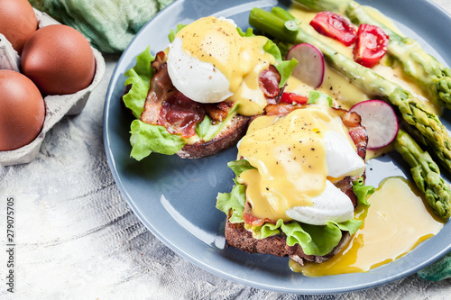 Sandwiches with bacon, poached egg and asparagus