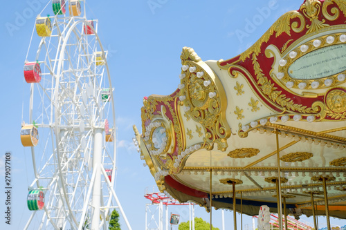 遊園地の観覧車とメリーゴーランド