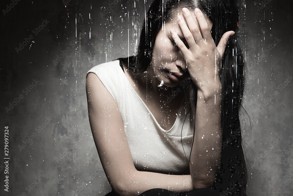 頭を抱える女性 頭を抱える女性