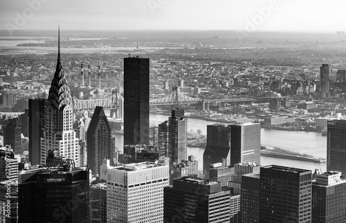 ニューヨーク　マンハッタンの摩天楼とイーストリバー　モノクロ © oben901
