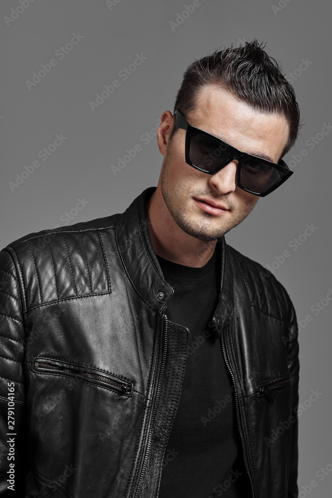 Fototapeta premium young man with sunglasses