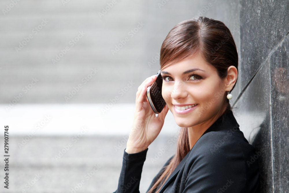 Femme d'affaire au téléphone
