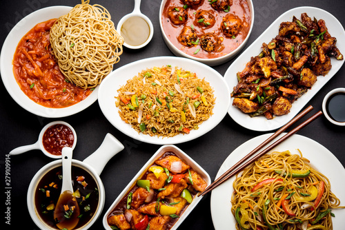 Geassorteerde Indo-Chinese gerechten in groep, inclusief Schezwan / Szechuan-hakka-noedels, vegetarische gebakken rijst, vegetarische manchurian, american chop suey, chili paneer, knapperige groente- en groentesoep
