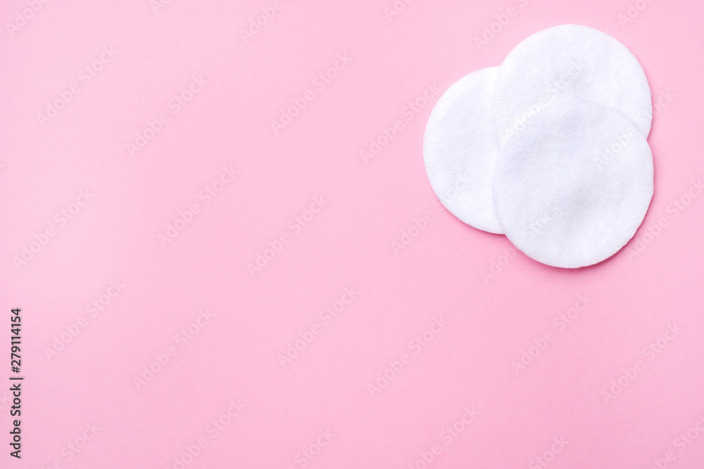 Fototapeta premium Cotton round swabs on a pink background. Selective focus Copy space.